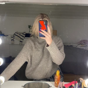 Stickad grå polotröja - Supersnygg grå stickad polotröja, lite oversized 