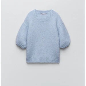 Stickad tröja - Säljer denna fina tröja från zara som jag fick i julklapp💕 prislappar finns kvar och helt oanvänd! Storlek M men passade mig som vanligtvis har S. Lånade bilder! 