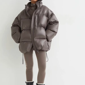 Intressekoll❗️Hm jacka slutsåld - Säljer min fina slutsålda hm jacka, storlek S, litet hål som igensytt