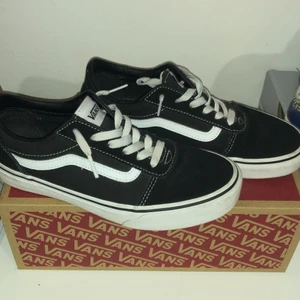 Vans  - Säljer mina Vans skor i storlek 37 pågrund av att dom har blivit försmå för mig. Använda ett fåtal gånger. Köpta för 600kr.