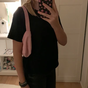 Väska från Gina  - Säljer samma väska som den blåa men denna är rosa! Jätte jätte fin men har inte kommit till användning längre. Rymmer ganska mycket plats och är i bra skick!!! Pris kan diskuteras!❤️❤️