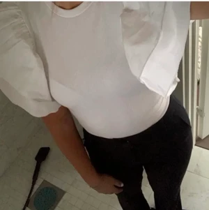 Vit body Zara - Söt body från zara, använd en gång. Säljer för jag inte får användning för den💕