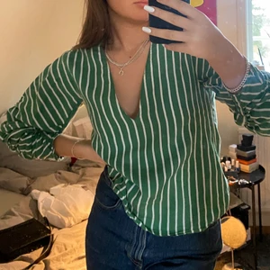 Blus - Från Mango, v-ringningen ska nog egentligen vara bak men det är superfint att ha den fram🤩 passar xs-m
