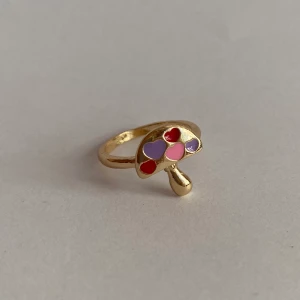 Ring - Silverring med gulddetaljer i form av en svamp med hjärtor.