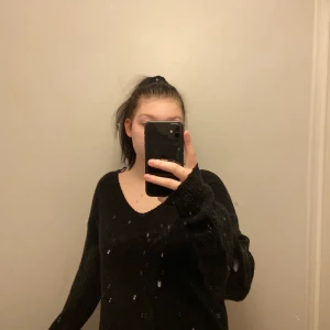 Stickad tröja  - Skönt fin stickad tröja som inte sticks när man har på sig den. Väldigt v-ringar. Passar dig som älskar v-ringat.