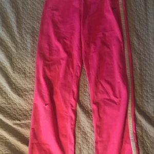 Nike rosa mjukis byxor - Finns en jätte liten hål runt knäet. Och är inte tighta alls. Finns matchande jacka med mjukisbyxorna. 
