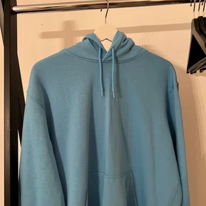 Weekday Hoodie - En ljusblå hoodie från weekday, storlek M!            Köparen står för frakten, hör av er om ni har frågor! Mvh Jacob 