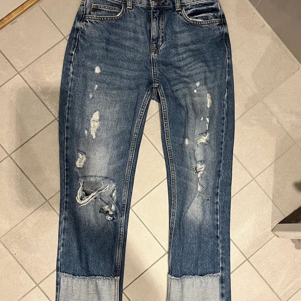 Jag säljer dessa as coola jeans från Zara. De har slitningar och längst nere har de patches i ett annat jeanstyg. De är i storlek 32, jag köpte de för nått år sedan.. Jeans & Byxor.