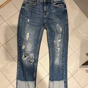 Jag säljer dessa as coola jeans från Zara. De har slitningar och längst nere har de patches i ett annat jeanstyg. De är i storlek 32, jag köpte de för nått år sedan.