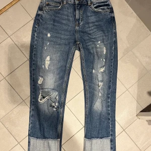Zara Jeans  - Jag säljer dessa as coola jeans från Zara. De har slitningar och längst nere har de patches i ett annat jeanstyg. De är i storlek 32, jag köpte de för nått år sedan.