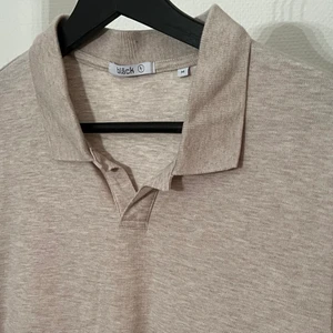 Piké från Bläck - Säljer en beige piké från Bläck, storlek M, köparen står för frakten. Hör av er vid frågor! Mvh Jacob 