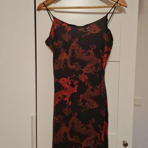 Klänning  - Perfekt för sommaren, lagom kort, färgerna är exakt som på bilden, aldrig använt 