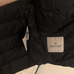 Moncler - Jacka - Jacka som är köpt second hand (vet ej om den är riktigt, troligen inte). Storlek xs. Själv har jag ej använt den men som sagt köpt second hand. Bra vårjacka. Kan frakta om ni står för priset (52 kr). Ni kan också komma och plocka upp hemma hos mig i Nacka, Stockholm.