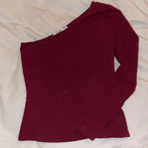 Helt ny topp från na-kd, strl M/S - Helt ny vinröd / mörkröd topp med en ärm från NA-KD. Storlek M men passar även S❤️