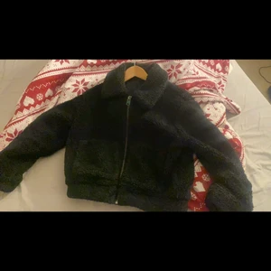 Teddy jacka - 100 kr bra skick inga hål eller fläckar storlek s