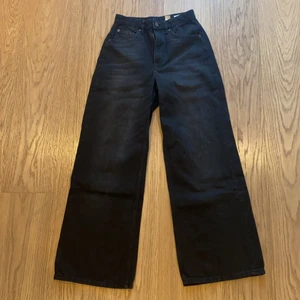 Svarta loos fit jeans - Super sköna, trendiga och häftiga jeans som jag användt och älskar men tyvärr inte passar mig längre! 