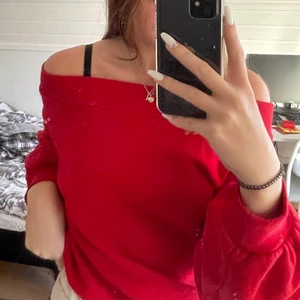 Röd off-shoulder tröja - Röd off-shoulder tröja som är använd ca 3 ggr. Den är i bra skick