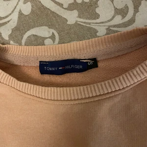 Tommy Hilfiger tjocktröja - Tjocktröja, text på framsidan, den är mer ljusrosa i verkligenheten ( fick inte rätt färg på bild) 