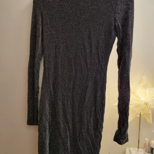 Tight glittrig klänning - Från nelly , aldrig använd, tight med stretchigt material ,glittrig.