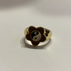 Ring - Silverring i form av brun blomma med Yin-yang.