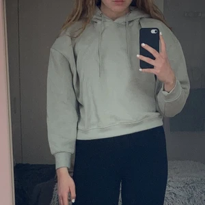 Ljusgrön hoodie  - Ljusgrön hoodie köpt från Lager157 i strl M.   Vid frågor är det bara att skriva!🥰   Nytvättad!