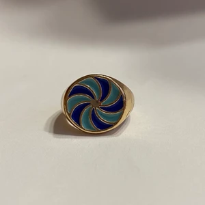 Ring - Silverring i form av en mörk- och ljusblå spiral-cirkel.