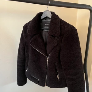 Vero Moda jacka i teddymaterial - Säljer min Teddy jacka från Vero Moda då den är för liten. Den är i strl xs och i väldigt bra skick 😃 Den är ganska varm så den funkar även nu under vintern men mer mot hösten. Köparen står för frakt😊