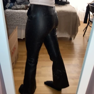 Bootcut skinnbyxor - Skinnbyxor med bootcut i vegansk skinn från NA-KD i strl 36.  Vid frågor är det bara att skriva!🥰  Nytvättad! 