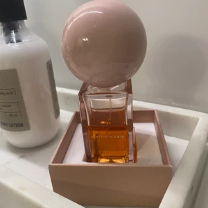 Senteur De Caia Parfym 50ml - Senteur De Caia Parfym 50ml. Använd men box finns kvar✨