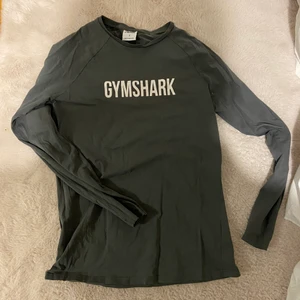 Gymshark tröja - Säljer min långärmade tröja från gymshark. Använt men väldigt fint skick☺️ den är köpt från deras herravdelning men passar mig som är tjej å har strl S/M🧡