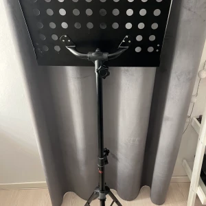 Notställ  - Ett notställ som man kan ändra längden på, säljer det för använder det inte längre 