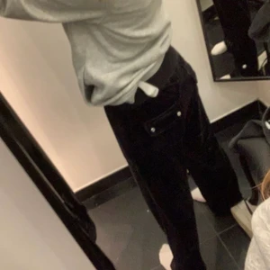 juicy svarta byxorna  - säljer mina fina juicy byxor, köpte dem idag men dem var lite för stora o hade redan tagit bort lappen. kontakta för flera bilder eller frågor❤️‍🔥 strl är M men passar till en som brukar ha s