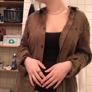 Brun skjorta - Brun skjorta! Fin att ha öppen och stängd! Perfekt till sommaren över bikini :))