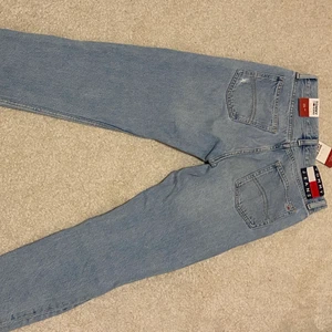 Tommy Hilfiger jeans strl 25 lappar kvar - Supersnygga jeans från Tommy Hilfiger jeans. Storlek 25/32 vilket motsvarar xs/s  Lapparna sitter kvar !  Nypris ca 1300kr