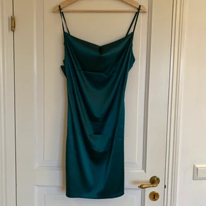 Satin klänning  - Jättefin grön klänning som tyvärr är förstor på mig och har därför aldrig kommit till användning!