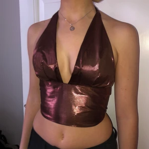 Brons halterneck  - Världens finaste halterneck i ett underbart bronsfärgat  tyg. Helt perfekt till nyår! Denna och fler nyår/festtoppar kommer släppas på min instagram (@remadebymaja) den 25 december. De hinner alltså komma innan nyår. Följ gärna min instagram om ni inte vill missa💓