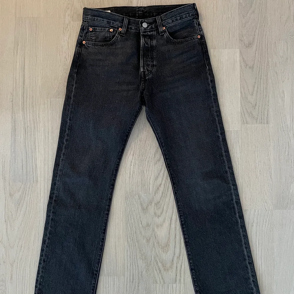 Levi’s 501 i storlek 29/31. Byxorna har lagts upp hos skräddare 3 cm, därav är de 31 i längd och inte 32. Klassiska, raka jeans som passar både killar och tjejer. Byxorna är herrbyxor. Skick 9/10 !Använda en gång!. Jeans & Byxor.