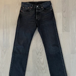 Levi’s 501 strlk 29/31 - Levi’s 501 i storlek 29/31. Byxorna har lagts upp hos skräddare 3 cm, därav är de 31 i längd och inte 32. Klassiska, raka jeans som passar både killar och tjejer. Byxorna är herrbyxor. Skick 9/10 !Använda en gång!