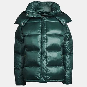 Jacka  - Grön jacka från bikbok i mycket bra skick!💕 frakt tillkommer på 66kr☺️