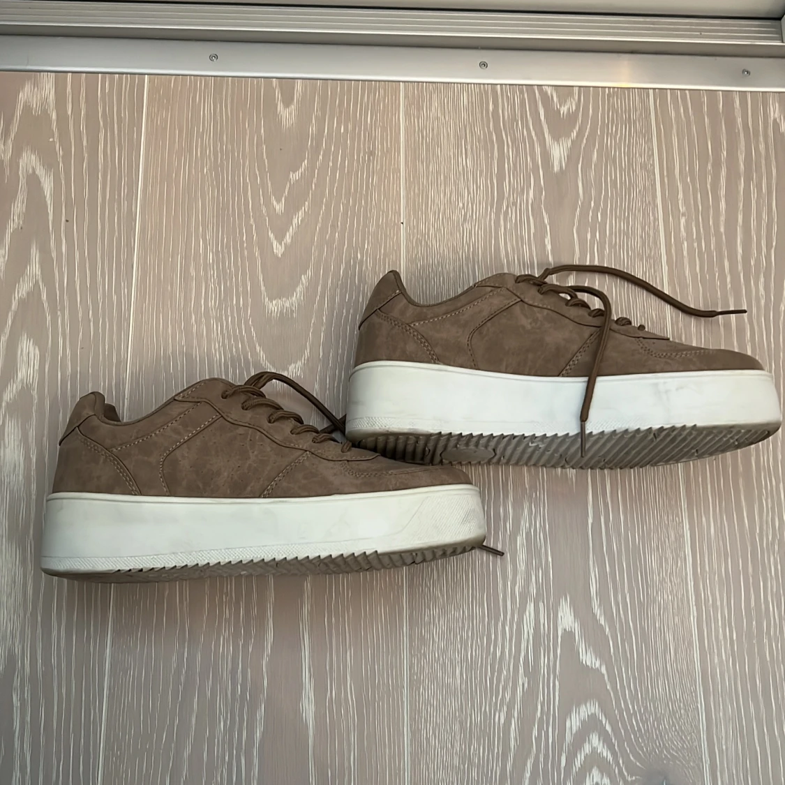 Platåsneakers  - 90