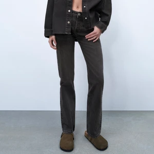 Zara straight jeans - Jag säljer mina straight jeans ifrån Zara, säljer dom eftersom att de inte kommer till användning.🥰 frakt tillkommer