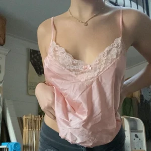 Linne - Rosa linne i tunt satinmaterial med spets över bysten💕🌸 Storlek 38! Fint skick.