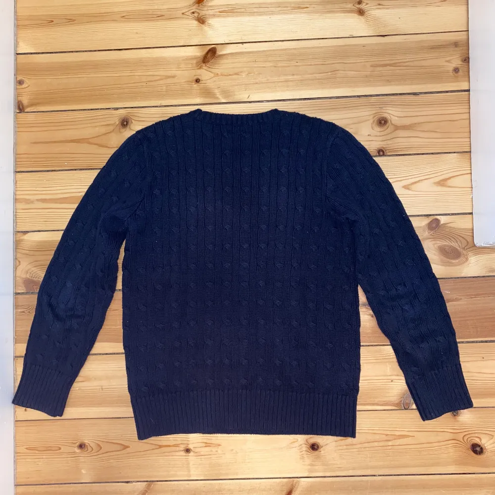 Polo Ralph lauren rib knitted sweater i storlek L i barn vilket passar en 12-14 åring. Tröjan är i mycket fint skick och är köpt i en Ralph lauren butik i USA. Passar till längden 156-164.. Tröjor & Koftor.