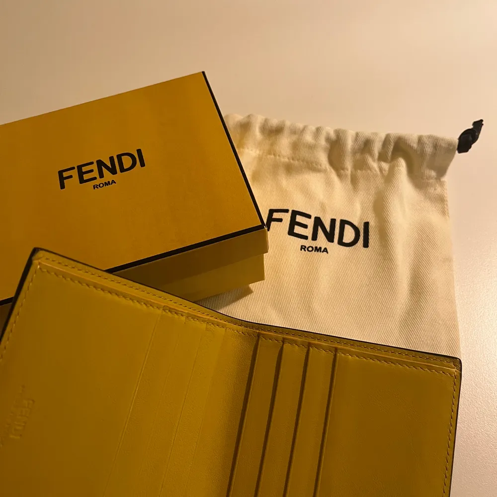 En assnygg plånbok från Fendi. Ordinarie pris 4000kr, säljer för 2500kr, priset kan diskuteras!!  Plånboken är knappt använd och i väldigt sparsamt skick💛💛. Accessoarer.