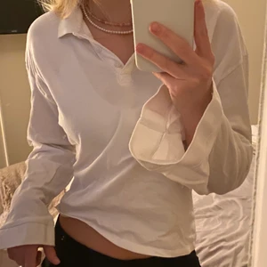 Vit tröja  - Vit tröja som är har snygg ”krage” och coola ärmar🤎 storlek M men passar mig som är S