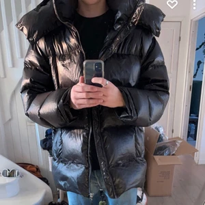 Axel arigato puffer  - Sjukt snygg Axel arigato jacka i väldigt bra skick, inga defekter eller liknande! Storlek L, nypris ligger runt 5 tusen, kom med bud eller köp direkt för 2000