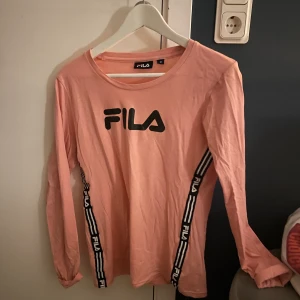 FILA tröja  - Rosa tröja från FILA med fina detaljer. Använd fåtal gånger. Storlek M men skulle säga att den är liten i storlek då jag i vanliga fall har S!🌸 
