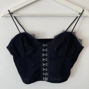 korsettlinne - korsettlinne från shein i stl s, endast använd ett fåtal gånger och säljes pgr av att den är förstor för mig!💞 högsta bud just nu: 40kr