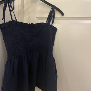 Sommar topp  - Hej , säljer dena tröja fårn SHEIN säljer på grund av att den alldrig används, har bara testat den så därav inga skador / missfärgningar , köparen står för frakt ! 