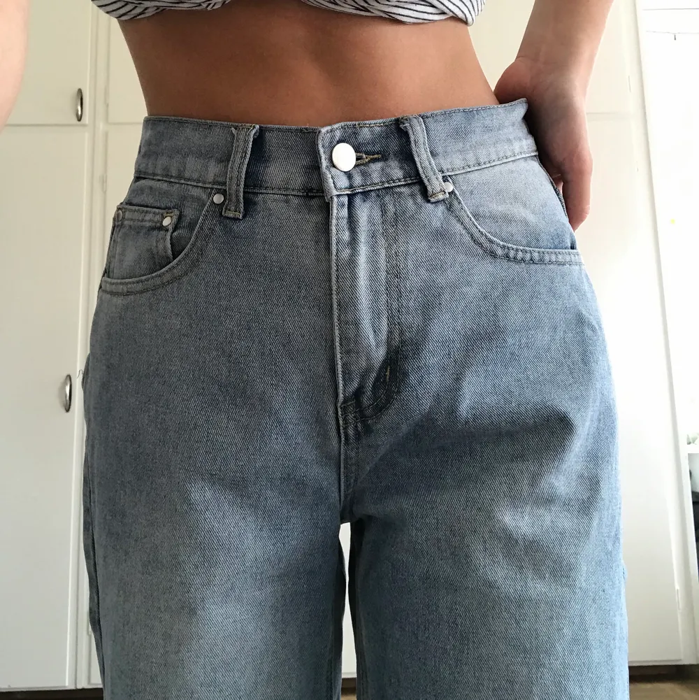 Snygga jeans i bra skick! Säljer för dom är för korta. Frakt tillkommer, skriv för mer frågor 🥰. Jeans & Byxor.